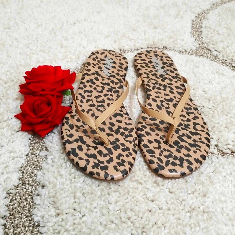 Aerie leopard print flip flop size 6